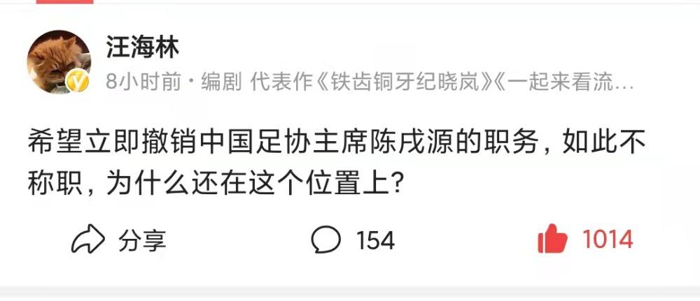 整张海报最亮眼的，就是两个钓鱼的小萌娃，张峻豪奋力提竿，李欣蕊紧紧抱着他帮着保持平衡